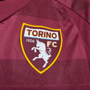 “Camisa Torino Home I 2024/25 Torcedor Masculina Vinho com detalhes brancos, escudo bordado e design clássico que representa a tradição do clube italiano.”