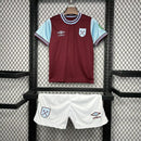 “Camisa infantil West Ham Home 2024/25 Umbro, uniforme oficial grená com detalhes em azul celeste e branco, design clássico para jovens torcedores da Premier League”
