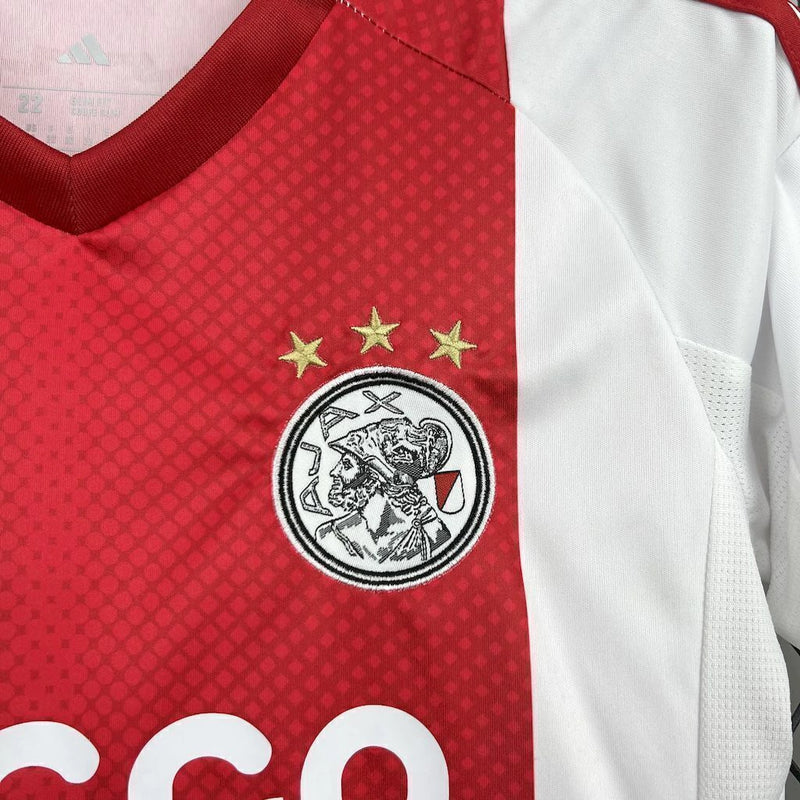 Kit Infantil Ajax Home I 2025/26 Adidas, uniforme completo com camisa e short, nas cores tradicionais do clube, ideal para treinos, jogos e momentos de lazer.