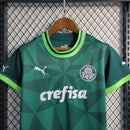Kit Infantil Palmeiras Home (1) 2023/24 Puma – Camisa verde com escudo bordado, shorts e meião oficiais, modelo torcedor confortável para crianças apaixonadas pelo Verdão.