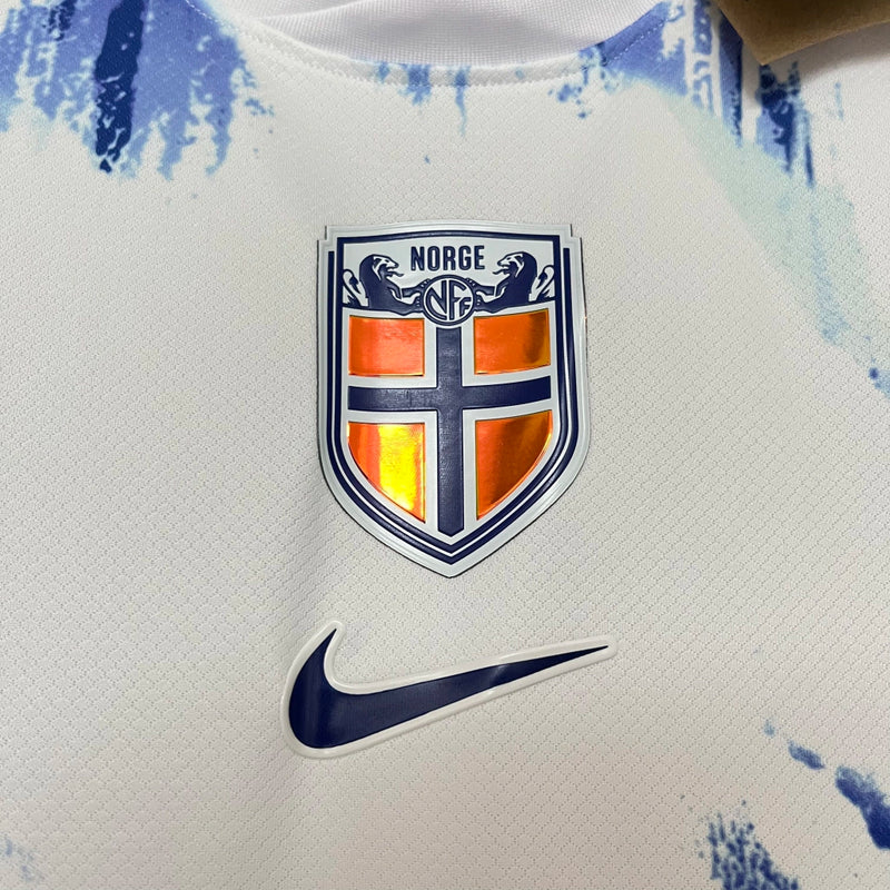 "Camisa Noruega Away II 2024/25 Nike masculina branca com detalhes em azul e vermelho, gola careca, mangas curtas e tecido leve respirável para torcedores"
