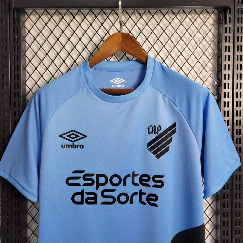 Athletico Paranaense Third (3) 2023/24 Umbro Torcedor Masculina azul com escudo oficial bordado e logo Umbro estampado, modelo diferenciado e moderno do clube paranaense.