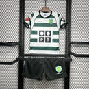 Kit Infantil Retrô Sporting CP Home I 2001/03 Reebok verde e branco com camisa e short, listras clássicas, ideal para pequenos torcedores e colecionadores do clube português."