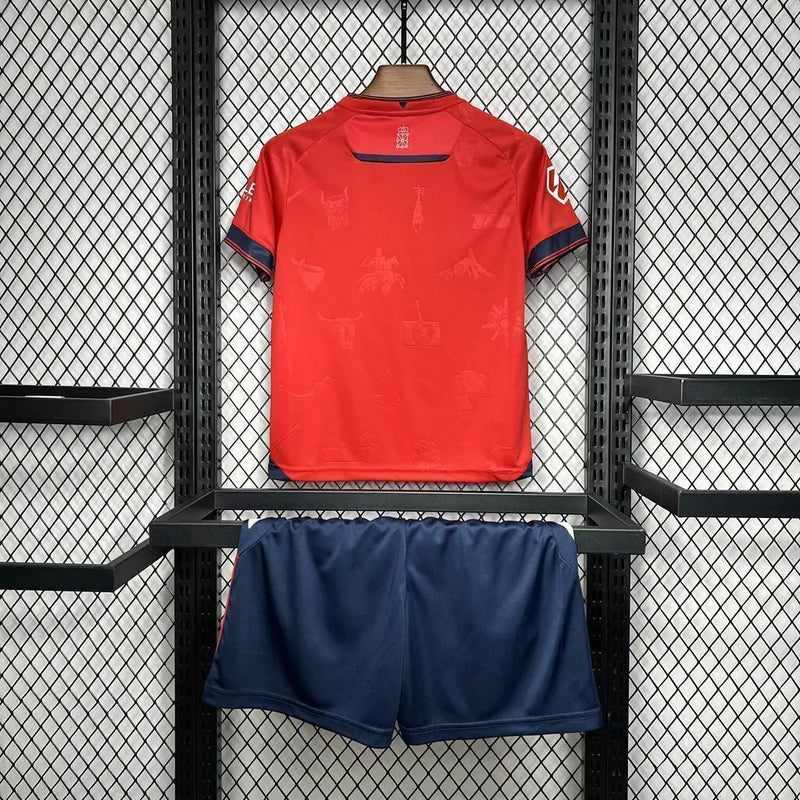 Kit Infantil Osasuna Home I 2024/25 vermelho e azul com camisa e short, tecido leve e respirável, ideal para pequenos torcedores do clube de Pamplona."