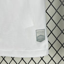 Kit Infantil Santos Home (1) 2025/26 Umbro oficial – uniforme completo com camisa branca tradicional e short, ideal para pequenos torcedores do Peixe"
