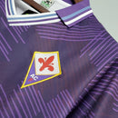 Camisa Fiorentina Home I 1992/93 Retrô Masculina roxa com gola clássica e escudo bordado, inspirada na era dourada do futebol italiano, ideal para torcedores e colecionadores que amam o estilo retrô.