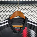 Kit Infantil São Paulo Away III 2023/24 Adidas, camisa preta com detalhes em vermelho e branco, shorts e meias combinando, uniforme oficial para torcedores mirins do São Paulo FC