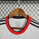 Camisa Japão Concept Samurai 2022/23 Adidas Torcedor Masculina branca, design inspirado nos guerreiros samurais, uniforme conceitual da seleção japonesa de futebol com tecnologia AEROREADY, peça cultural e esportiva para colecionadores.