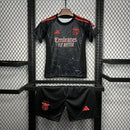 Kit Infantil Benfica Away II 2024/25 Adidas com camisa e shorts oficiais, uniforme alternativo em tecido leve e confortável para jovens torcedores, produto licenciado ideal para treinos e lazer.