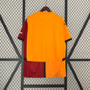 Camisa Galatasaray Home I 2024/25 Puma Torcedor Masculina Laranja com detalhes em vermelho, escudo do clube, design moderno e confortável para torcedores apaixonados.