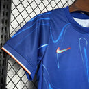 "Kit Infantil Chelsea FC Home (1) 2024/25 Nike oficial, camisa azul com escudo do Chelsea, shorts combinando, uniforme completo e confortável para crianças de 3 a 13 anos"
