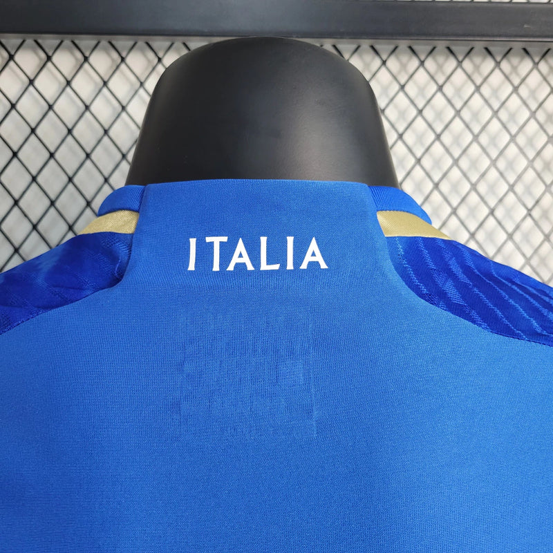 Camisa Itália Home I 2023/24 Adidas Jogador masculina, azul, com escudo da seleção italiana no peito e três listras Adidas nos ombros, feita em tecido leve e respirável, modelo com ajuste jogador para caimento próximo ao corpo, ideal para torcer com estilo e desempenho.”