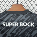 Kit Infantil Sporting CP Goleiro 2025/26 Nike Preto, camiseta e shorts oficiais para crianças de 3-4 a 12-13 anos, design moderno com detalhes em verde, ideal para pequenos goleiros e torcedores mirins."