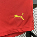 Kit Infantil RC Lens Home I 2025/26 Puma, camisa e shorts oficiais em vermelho e amarelo, disponível para crianças de 3-4 a 12-13 anos, confortável e ideal para pequenos torcedores."