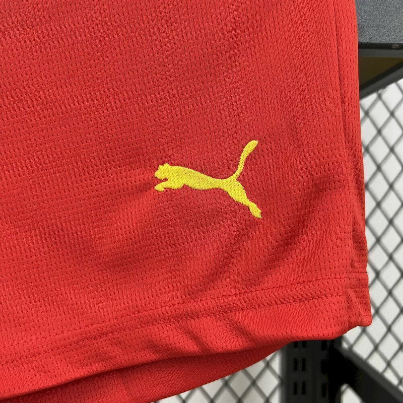 Kit Infantil RC Lens Home I 2025/26 Puma, camisa e shorts oficiais em vermelho e amarelo, disponível para crianças de 3-4 a 12-13 anos, confortável e ideal para pequenos torcedores."