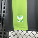 Camisa América Mineiro Home 2025/26 Volt Torcedor Masculina verde e preta com listras verticais, escudo oficial bordado no peito e logo Volt estampado, modelo oficial de jogo para torcedores.