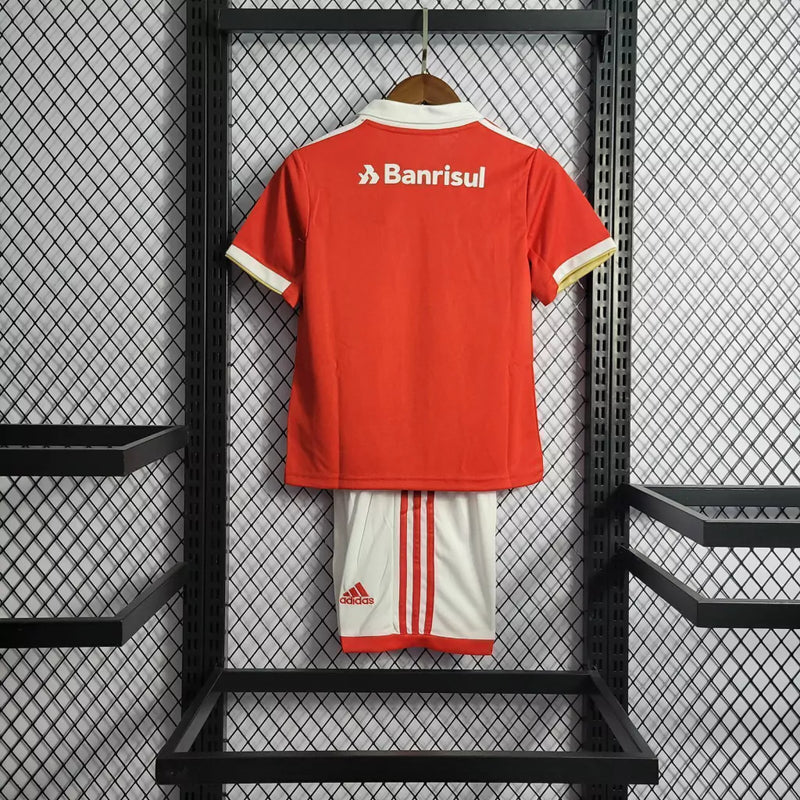 Kit Infantil Internacional Home 2022/23 Adidas na cor vermelha com shorts branco, uniforme oficial para crianças com escudo do Inter e logo Adidas, tecido leve e confortável.