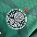 Kit Infantil Palmeiras Home (1) 2023/24 Puma – Camisa verde com escudo bordado, shorts e meião oficiais, modelo torcedor confortável para crianças apaixonadas pelo Verdão.