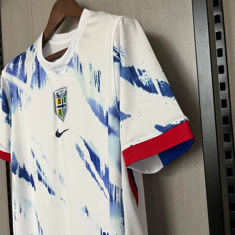 "Camisa Noruega Away II 2024/25 Nike masculina branca com detalhes em azul e vermelho, gola careca, mangas curtas e tecido leve respirável para torcedores"
