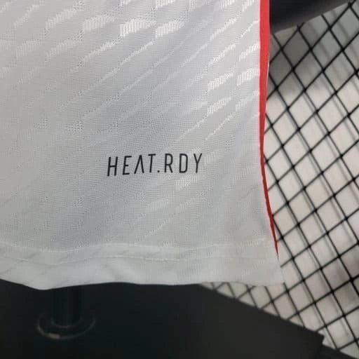 Texto alternativo para imagem:
"Camisa River Plate Home (1) 2023/24 Adidas Jogador Masculina branca com faixa diagonal vermelha, escudo aplicado em silicone 3D, logo Adidas e tecnologia HEAT.RDY, versão oficial usada pelos jogadores."

