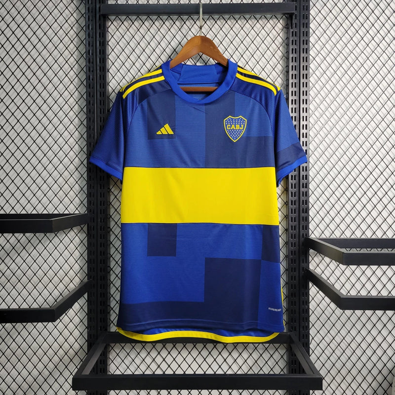 "Camisa Boca Juniors Home (1) 2023/24 Adidas Torcedor Masculina azul com faixa amarela, escudo bordado e tecnologia AEROREADY"
