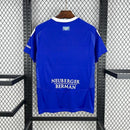 Camisa Como Home I 2024/25 Adidas Torcedor Masculina azul com detalhes brancos, escudo bordado no peito, gola moderna e tecido respirável AEROREADY, representando a tradição e a elegância do futebol italiano e do clube Como 1907.