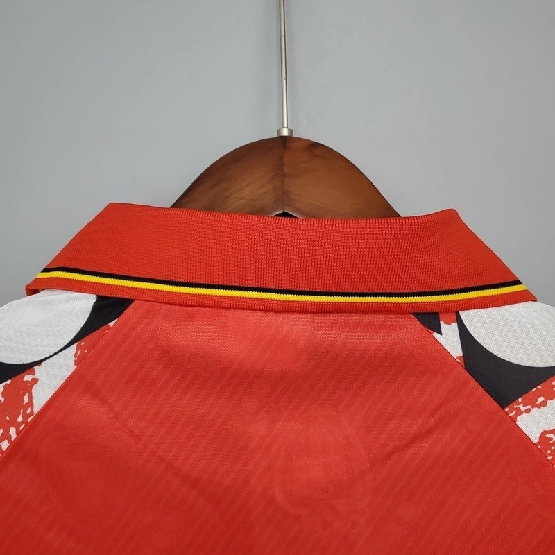 Camisa Bélgica Home I 1995/96 Retrô masculina, vermelha, inspirada no uniforme clássico dos anos 90, com escudo da seleção belga em destaque e design vintage, feita em tecido leve e confortável, ideal para colecionadores e fãs de futebol retrô.”