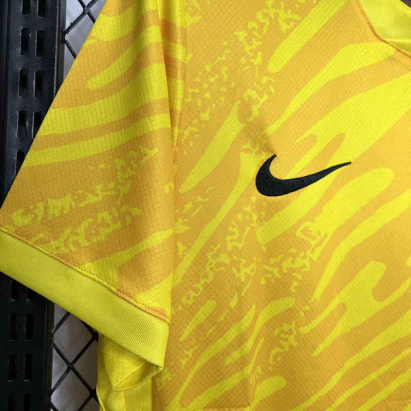 Detalhe do escudo bordado Corinthians na camisa de goleiro 2024 Nike