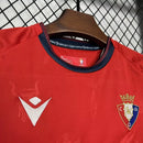 Kit Infantil Osasuna Home I 2024/25 vermelho e azul com camisa e short, tecido leve e respirável, ideal para pequenos torcedores do clube de Pamplona."