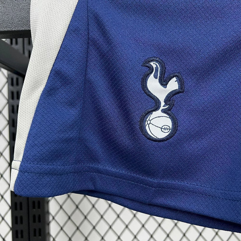 Kit Infantil Tottenham Home (1) 2025/26 Nike, camisa branca com detalhes em azul marinho e shorts oficiais, disponível para crianças de 3-4 a 12-13 anos, confortável e ideal para pequenos torcedores