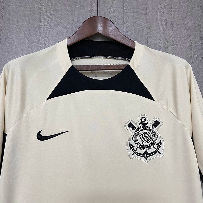 Camiseta Corinthians Treino 2024/25 Nike Masculina - peça de treino do Timão, design esportivo, escudo do clube e logo Nike em destaque.