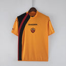 Camisa Roma Third III 2005/06 Retrô Masculina laranja, com detalhes em grená e amarelo, escudo bordado da Roma e logo Adidas retrô.