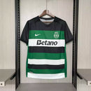 Camisa Sporting Home I 2024/25 Nike Torcedor Masculina - uniforme principal do Sporting, modelo com listras verdes e brancas tradicionais, escudo do clube e logo Nike em destaque.