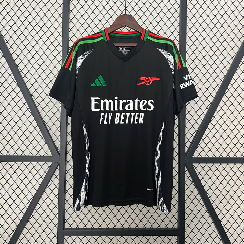 Camisa Arsenal Away 2024/25 Adidas Torcedor Masculina - modelo preto, uniforme de visitante dos Gunners, design moderno com escudo do clube e logo Adidas em destaque.
