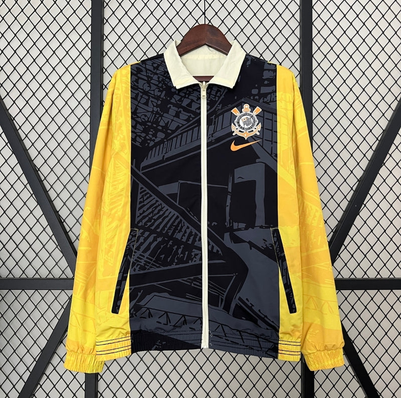 Detalhe da camisa Nike Corinthians 110 Anos 2023 bege com escudo do clube e tecido tecnológico.