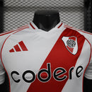 Texto alternativo para imagem:
"Camisa River Plate Home (1) 2024/25 Adidas Jogador Masculina branca com faixa diagonal vermelha, escudo aplicado em silicone e tecnologia HEAT.RDY, versão oficial usada pelos jogadores."


