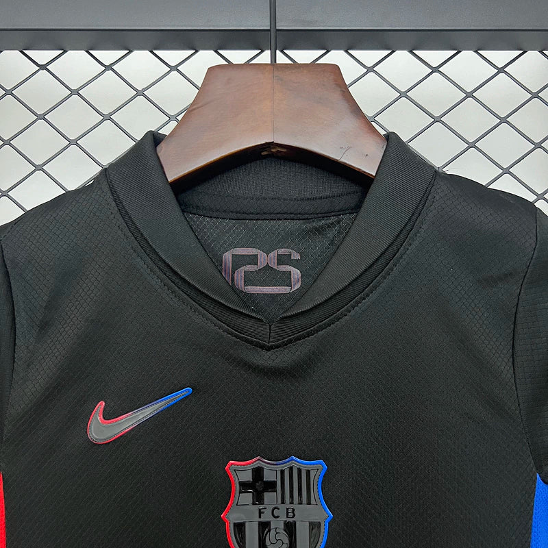 Camisa infantil Barcelona Travis Scott II Nike 24/25 preto camisa e shorts para meninos