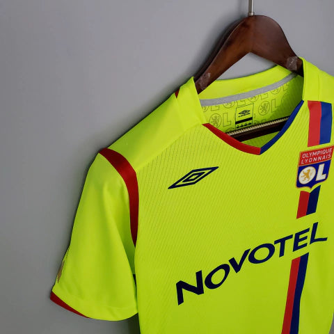 “Camisa Olympique Lyon Third III 2008/09 Umbro Retrô Masculina Amarelo Fluorescente, modelo clássico do Lyon com design vibrante, estilo retrô e conforto para torcedores e colecionadores