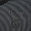 Camisa Galatasaray Leão 2025/26 Puma Torcedor Masculina Preta com detalhes em laranja e vermelho, escudo do clube, design moderno e confortável para torcedores apaixonados.”