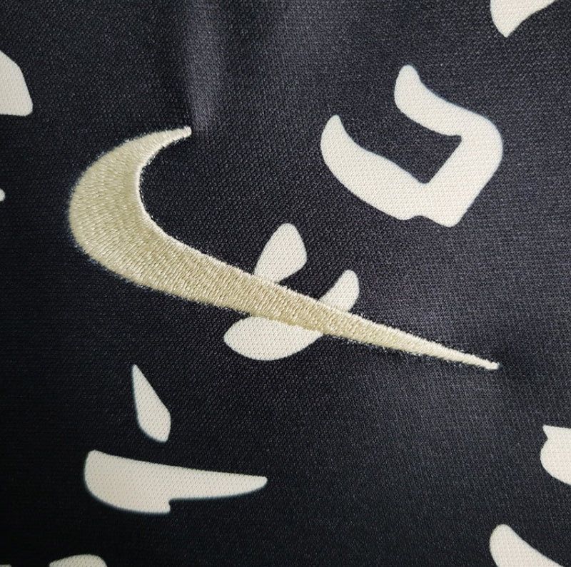 Camisa Corinthians 2023/24 edição especial Nike Torcedor masculina preta com estampa japonesa em branco e escudo bordado do clube no peito 
