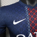 Camisa PSG Home I 2025/26 Nike Jogador Masculina Azul, uniforme com tecnologia de performance, design moderno e detalhes em vermelho e branco para torcedores do Paris Saint-Germain.”