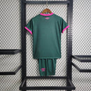 Kit Infantil Fluminense Third 2023/24 Umbro – Camisa e short oficiais para crianças, terceira camisa tricolor com detalhes roxo, verde e amarelo, escudo bordado do Fluminense e logo Umbro, uniforme torcedor infantil confortável e respirável para jogos, treinos e uso casual.