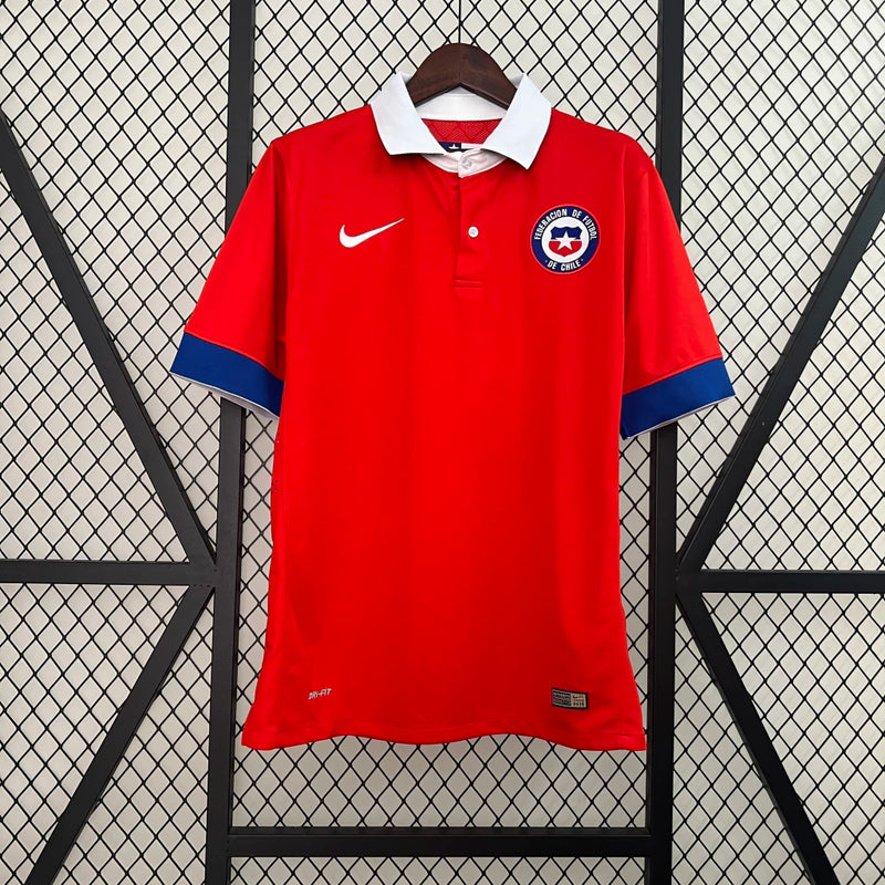 Camisa Chile Home II 2015/16 Nike retrô masculina vermelha com detalhes azuis e brancos, gola polo com botão e tecido leve respirável para torcedores e colecionadores