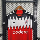 Texto alternativo para imagem:

"Camisa River Plate Away (2) 2023/24 Adidas Torcedor Masculina, modelo preto com faixas diagonais cinzas e detalhes em vermelho, escudo do River Plate bordado e logo Adidas, versão oficial licenciada."

