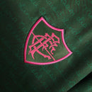 Kit Infantil Fluminense Third 2023/24 Umbro – Camisa e short oficiais para crianças, terceira camisa tricolor com detalhes roxo, verde e amarelo, escudo bordado do Fluminense e logo Umbro, uniforme torcedor infantil confortável e respirável para jogos, treinos e uso casual.