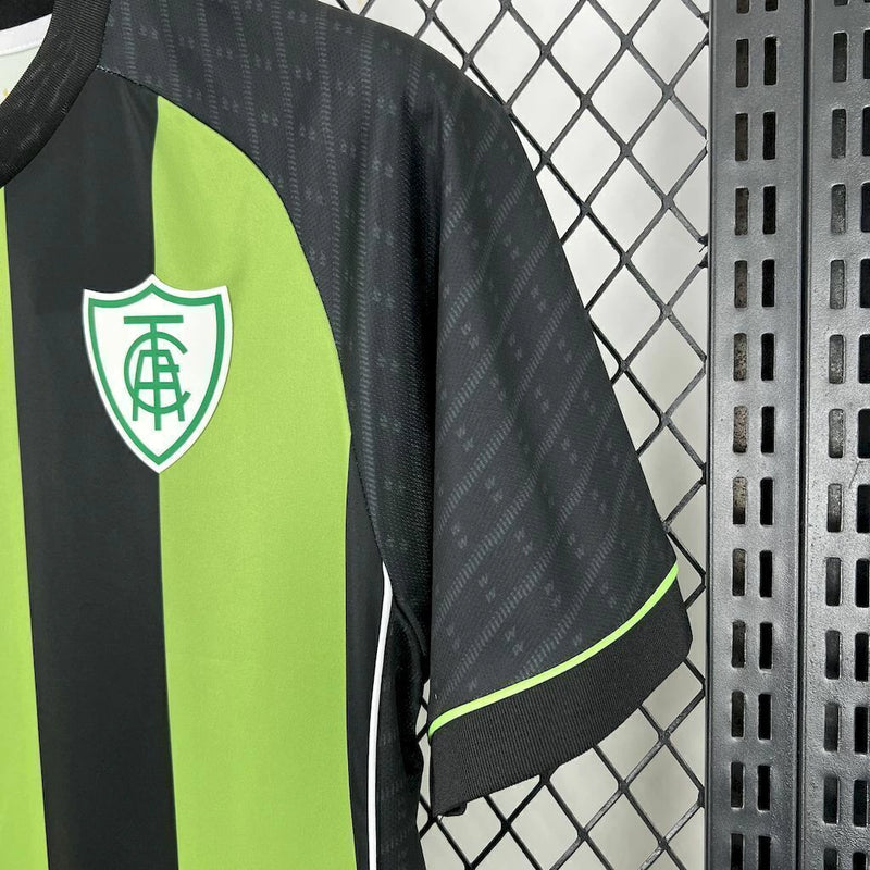 Camisa América Mineiro Home 2025/26 Volt Torcedor Masculina verde e preta com listras verticais, escudo oficial bordado no peito e logo Volt estampado, modelo oficial de jogo para torcedores.