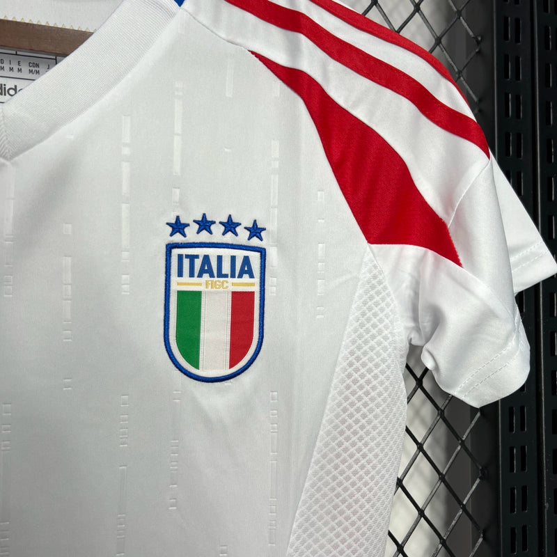 Camisa Itália Away II 2024/25 Adidas Torcedora Feminina, branca, modelo acinturado com escudo da seleção italiana e logo Adidas em destaque, feita em tecido leve e respirável, disponível nos tamanhos PP ao GG.”