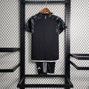 Kit Infantil Ajax Third (3) 2023/24 Adidas - Conjunto camisa e short oficial, preto com detalhes exclusivos, versão torcedor infantil, confortável e respirável.