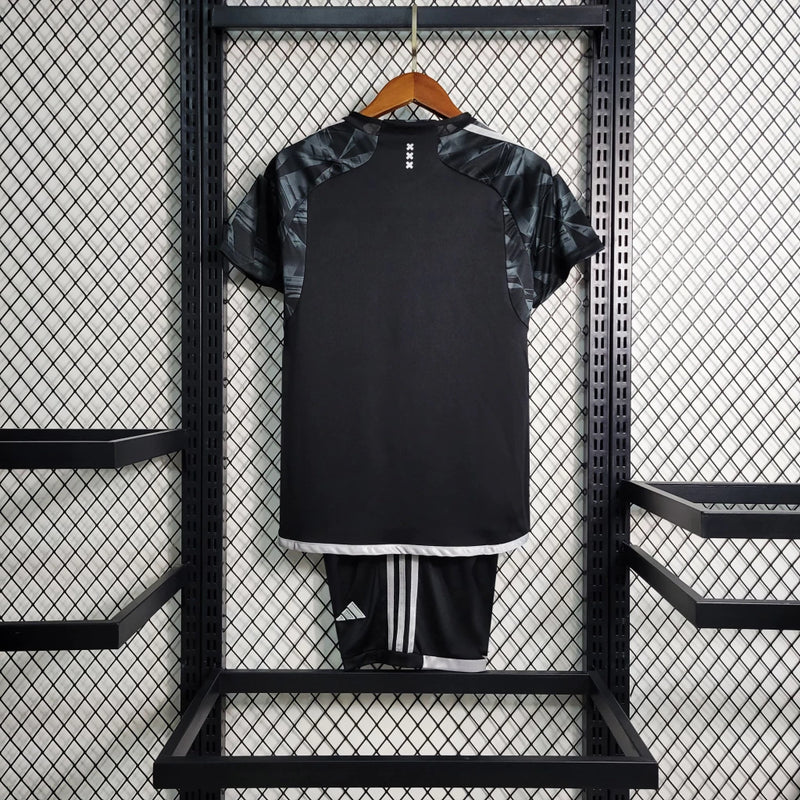 Kit Infantil Ajax Third (3) 2023/24 Adidas - Conjunto camisa e short oficial, preto com detalhes exclusivos, versão torcedor infantil, confortável e respirável.