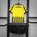 Kit Infantil Peñarol Home 2024/25 Puma - uniforme oficial infantil com camisa listrada amarela e preta e shorts, produto confortável e autêntico para pequenos torcedores do clube uruguaio